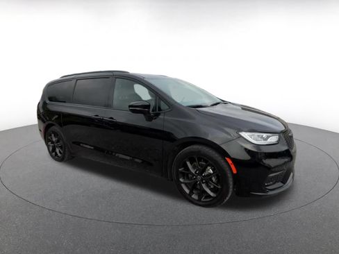 Used 2025 Chrysler Pacifica Limited FWD image 2