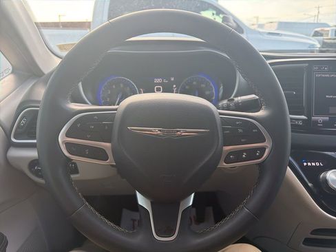 Used 2024 Chrysler Pacifica Touring-L FWD image 21
