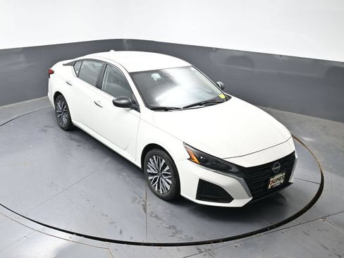 Used 2025 Nissan Altima 2.5 SV FWD image 16