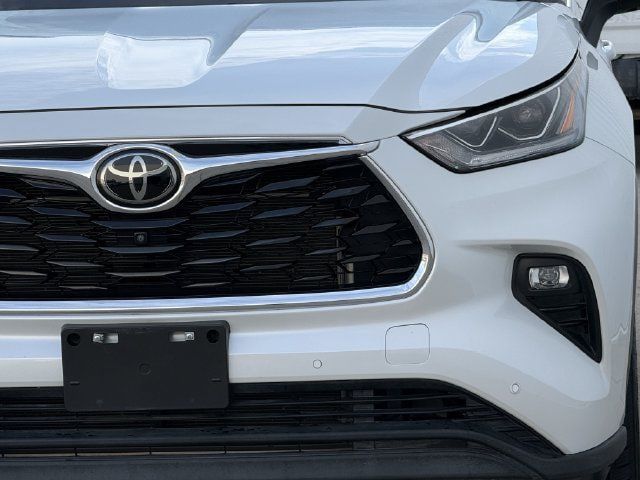 Used 2023 Toyota Highlander Limited FWD image 9
