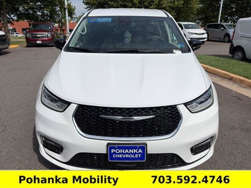 Used 2024 Chrysler Pacifica Touring-L FWD image 2