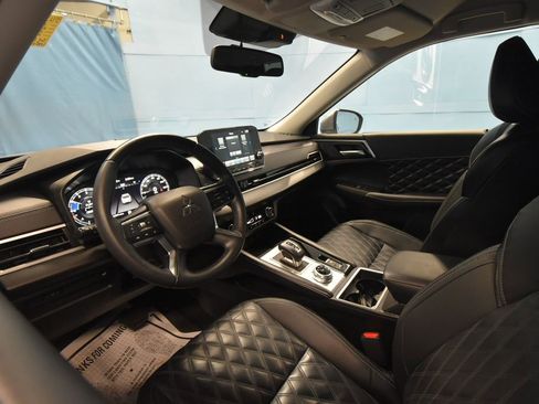 Used 2023 Mitsubishi Outlander SEL image 2