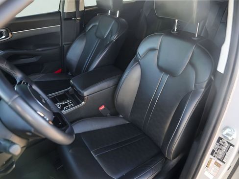 Used 2025 Kia Sorento S image 6