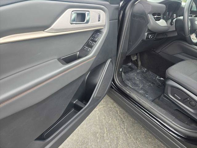 Used 2025 Ford Explorer Active RWD image 24