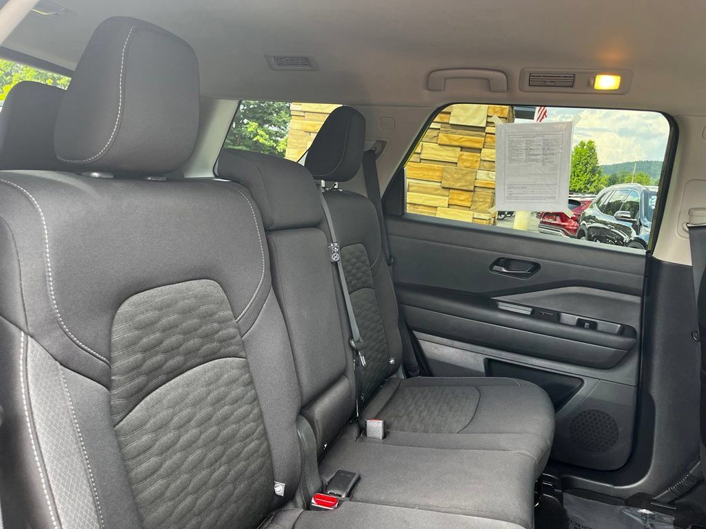 Used 2025 Nissan Pathfinder SV AWD/4WD image 30