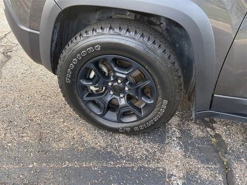 Used 2022 Jeep Cherokee Trailhawk w/ Sun, Sound & Nav Group image 17