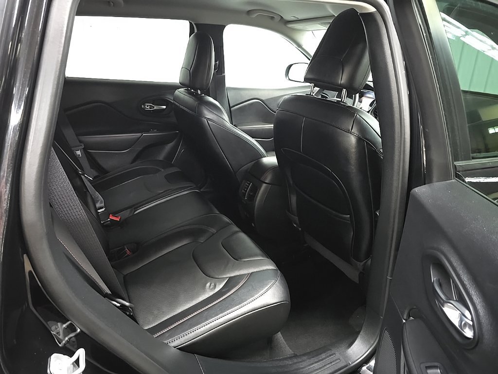 Used 2022 Jeep Cherokee Trailhawk w/ Premium Leather Package AWD/4WD image 19