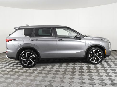 Used 2023 Mitsubishi Outlander SE image 5