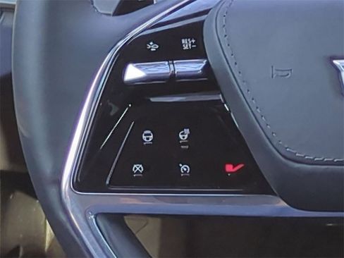 Used 2026 Cadillac Vistiq Premium Luxury image 9