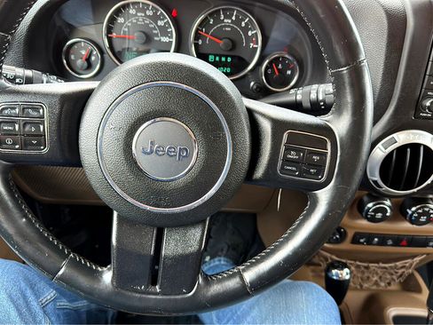 Used 2014 Jeep Wrangler Unlimited Rubicon w/ Connectivity Group image 11