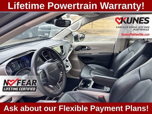 Used 2023 Chrysler Pacifica Touring-L image 15