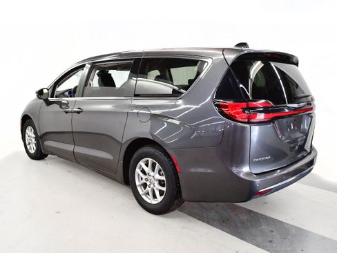 Used 2023 Chrysler Pacifica Touring-L FWD image 5