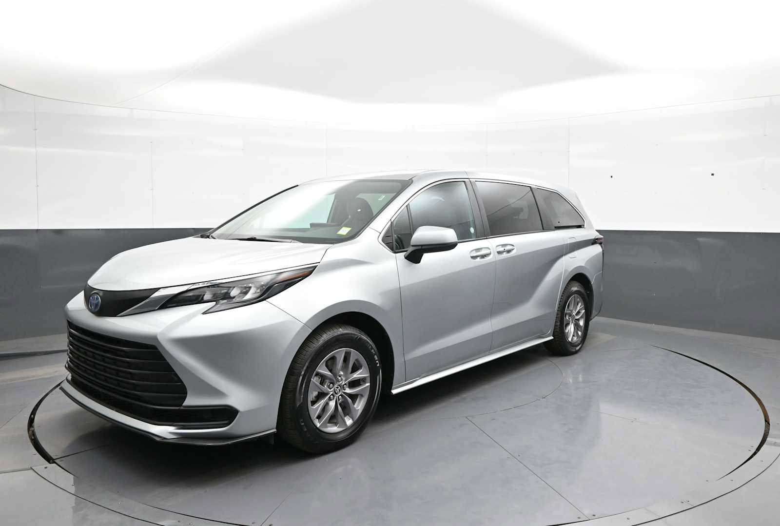 Used 2025 Toyota Sienna LE FWD image 1