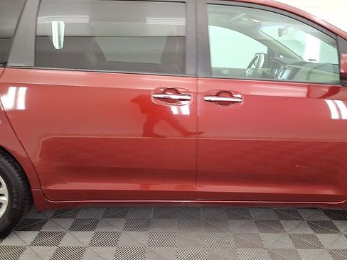 Used 2012 Toyota Sienna XLE w/ XLE Navigation Pkg image 5