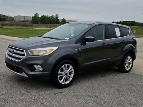 Used 2017 Ford Escape SE FWD image 4