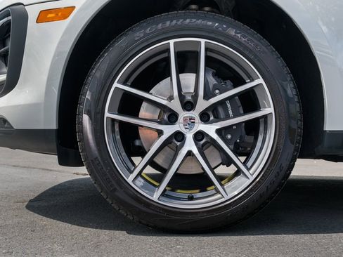 Used 2025 Porsche Macan AWD/4WD image 27