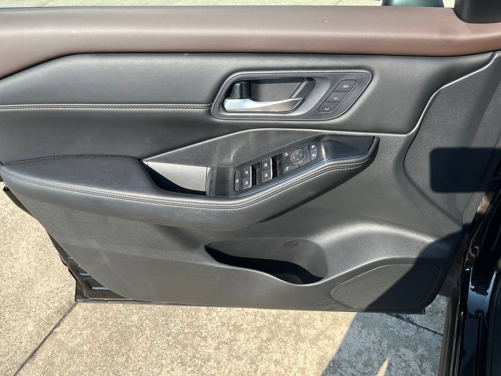 Used 2023 Nissan Rogue SL AWD/4WD image 11