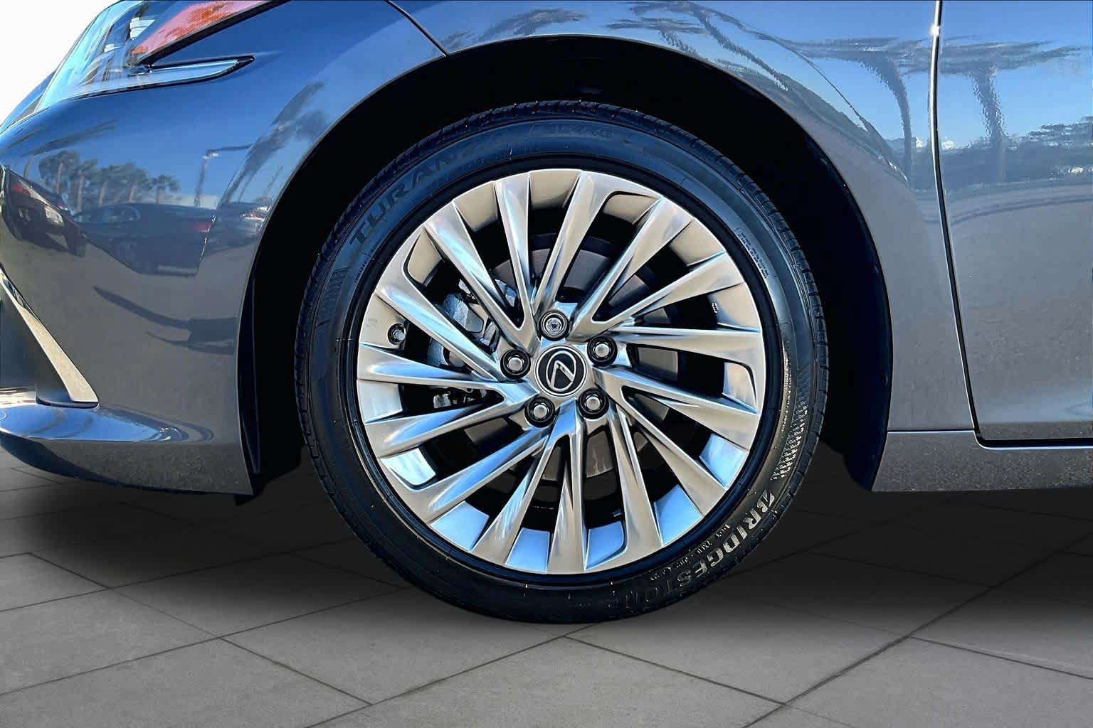 Used 2023 Lexus ES 300h w/ Accessory Package (Z1) FWD image 10