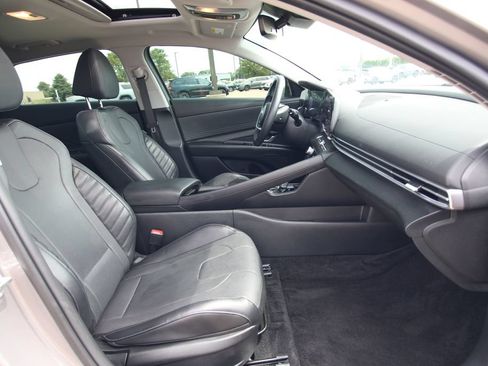 Used 2023 Hyundai Elantra Limited w/ Preferred Accessory Package FWD image 8