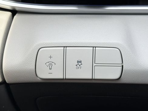 Used 2025 Hyundai Elantra Limited FWD image 14