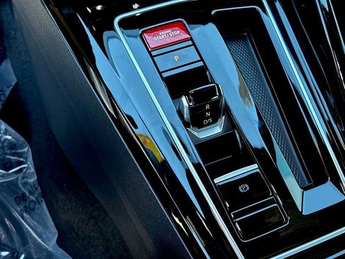 Used 2024 Volkswagen Golf R 2.0T image 19