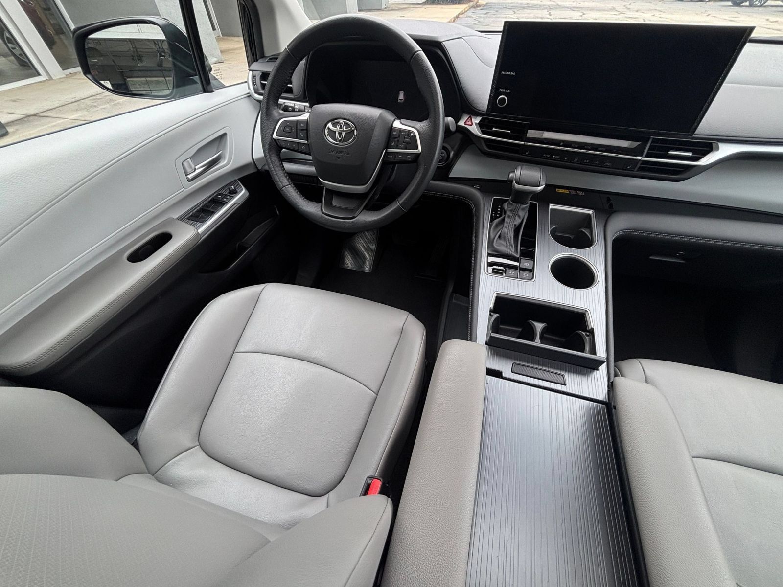 Used 2025 Toyota Sienna XLE FWD image 36
