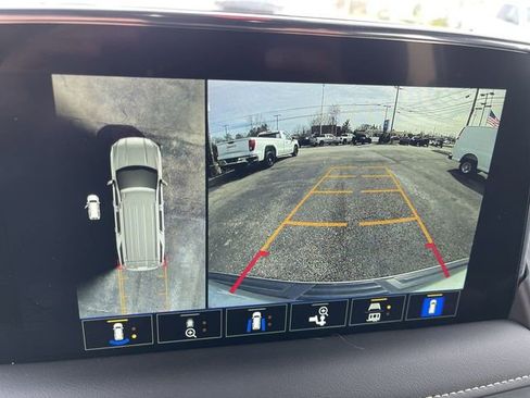 Used 2024 GMC Yukon SLT w/ SLT Premium Package image 17