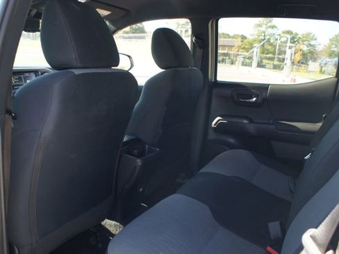 Used 2021 Toyota Tacoma TRD Sport image 9