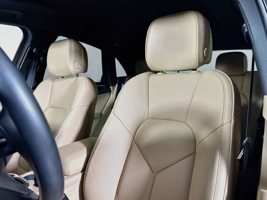 Certified 2026 Porsche Macan AWD/4WD image 5