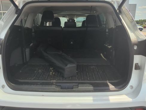 Used 2022 Toyota Highlander XLE AWD/4WD image 9