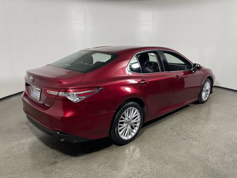 Certified 2018 Toyota Camry XLE FWD image 3