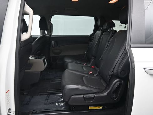 Used 2025 Kia Carnival FWD image 25