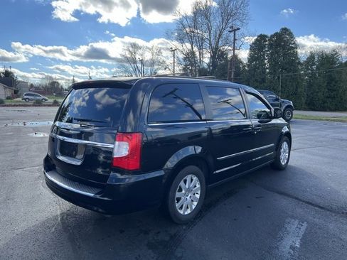 Used 2016 Chrysler Town & Country Touring image 13