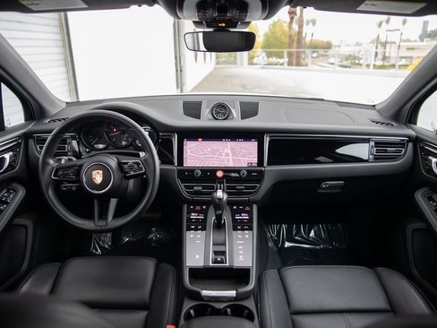 Certified 2025 Porsche Macan image 21