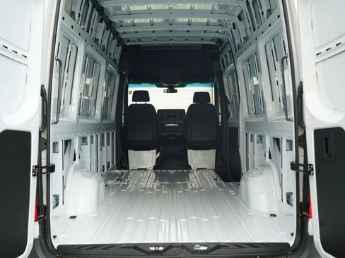 Used 2025 Mercedes-Benz Sprinter 2500 image 32