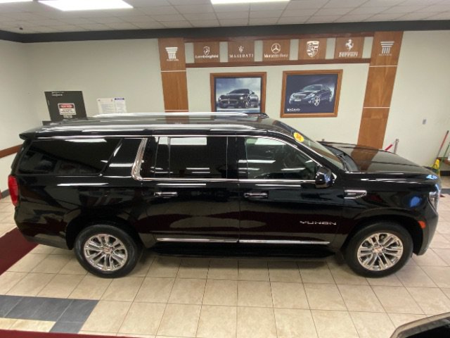 Used 2023 GMC Yukon XL SLT AWD/4WD image 2