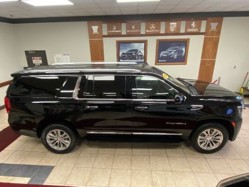 Used 2023 GMC Yukon XL SLT AWD/4WD image 2