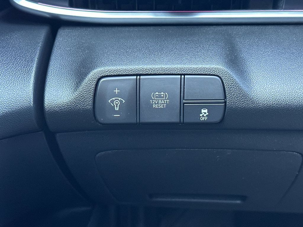 Used 2025 Hyundai Elantra Limited FWD image 33