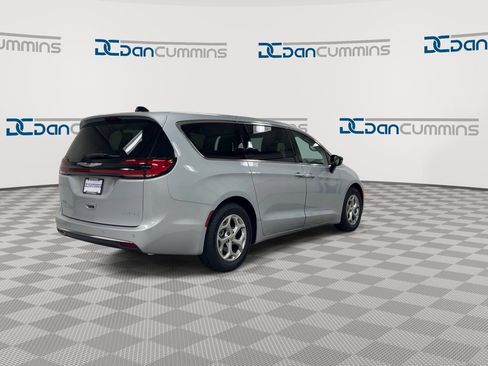 Used 2024 Chrysler Pacifica Limited FWD image 8