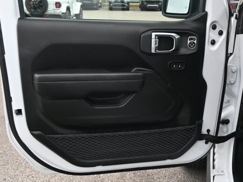 Used 2025 Jeep Wrangler Unlimited Rubicon 4xe w/ Safety Group AWD/4WD image 14