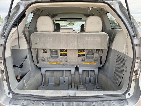 Used 2013 Toyota Sienna XLE image 17