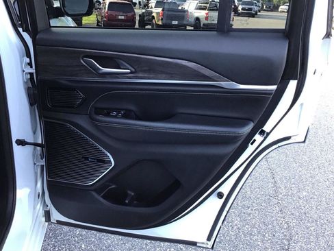 Used 2023 Jeep Grand Cherokee Overland RWD image 6