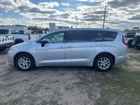 Used 2024 Chrysler Pacifica Touring-L FWD image 5