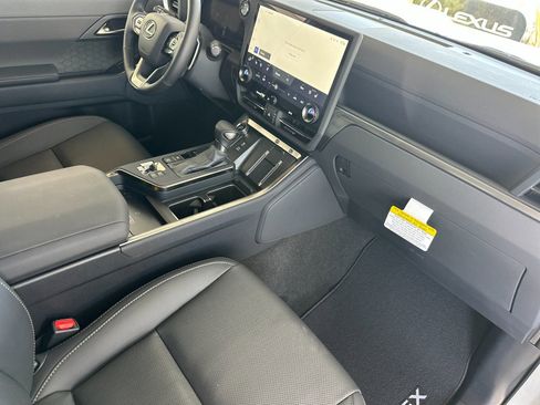 Used 2025 Lexus GX 550 w/ Accessory Package (CT) AWD/4WD image 16