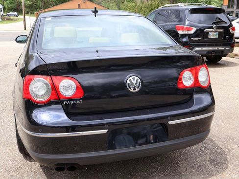 Used 2008 Volkswagen Passat VR6 FWD image 7