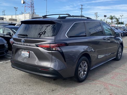 Used 2021 Toyota Sienna LE image 8