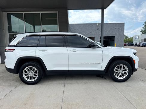 Used 2023 Jeep Grand Cherokee Laredo X AWD/4WD image 9