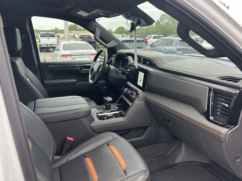 Used 2024 GMC Sierra 1500 AT4 w/ Technology Package AWD/4WD image 13