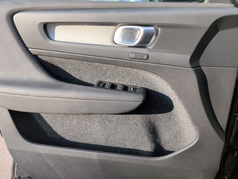 Used 2025 Volvo XC40 B5 Core image 28