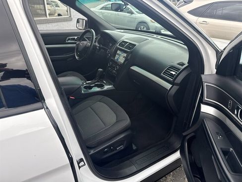 Used 2017 Ford Explorer XLT w/ Equipment Group 201A AWD/4WD image 23